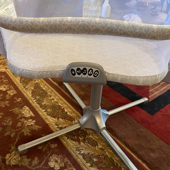 Halo Bassinet swivel sleeper - Picture 3 of 4